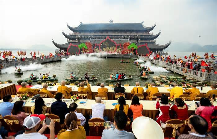 207 thuyền, 60 trai tráng tham gia rước nước ngày khai hội chùa Tam Chúc