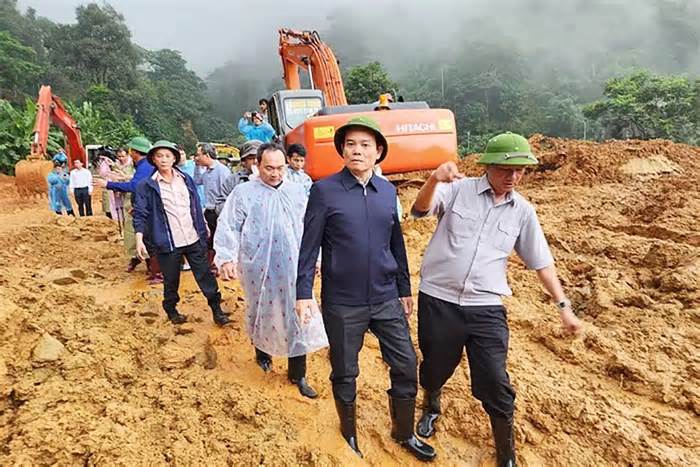 Phó Thủ tướng chỉ đạo rút bớt người và phương tiện ra khỏi khu vực sạt lở trên đèo Bảo Lộc