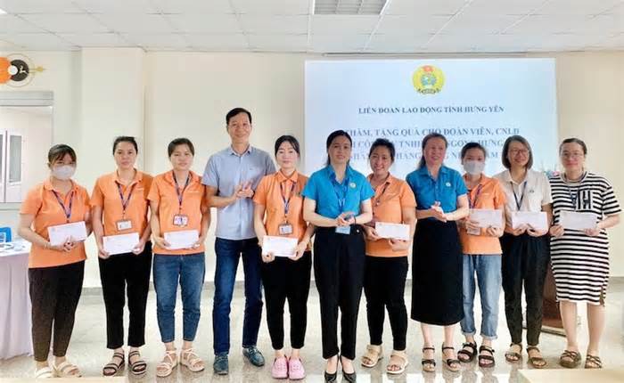 LĐLĐ tỉnh Hưng Yên tặng quà 20 người lao động khó khăn