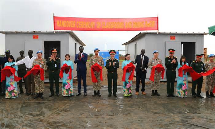 Bộ đội Việt Nam xây lớp học, phòng ăn cho trẻ em châu Phi