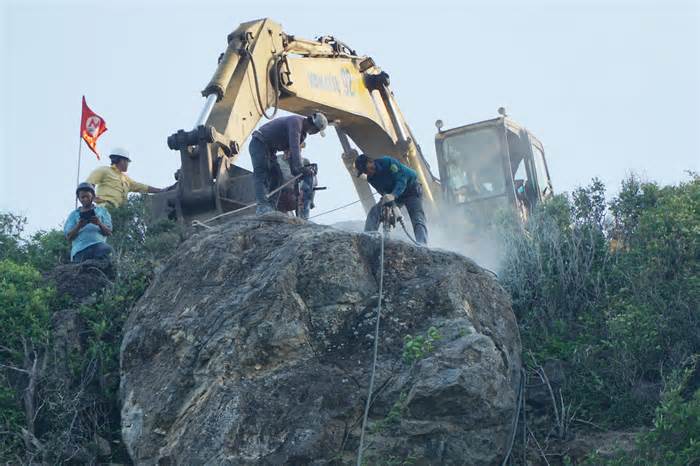 Khoan 13 mũi nổ mìn phá tảng đá ‘khủng’ trên đèo ở Nha Trang