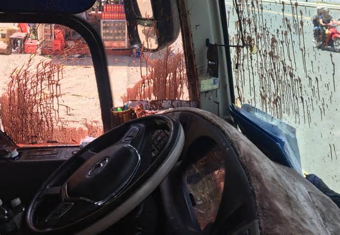 Công an xác minh vụ xe chở du khách bị tạt mắm tôm ở Đà Lạt