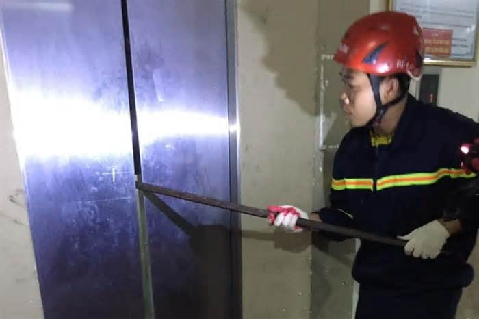 Dùng xà beng cạy thang máy cứu hai người bị mắc kẹt ở Nghệ An