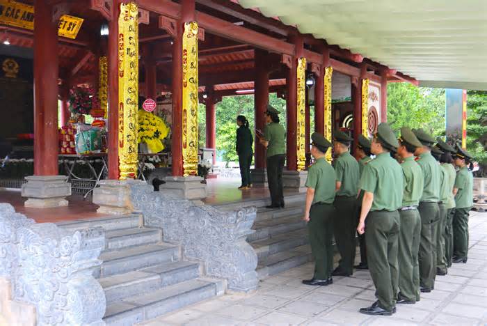 Hàng chục nghìn du khách hành hương về 'địa chỉ đỏ' Truông Bồn