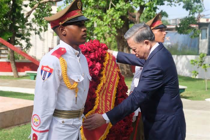 Tổng Bí thư, Chủ tịch nước thăm tượng đài Chủ tịch Hồ Chí Minh ở Cuba