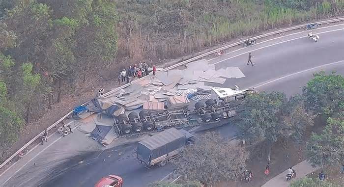 Ôtô đầu kéo lật, cầu huyết mạch TP HCM qua Đồng Nai ùn tắc