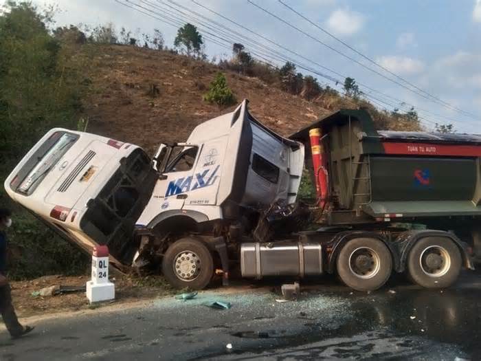 Tạm giữ tài xế xe khách trong vụ tai nạn trên QL24 ở Kon Tum