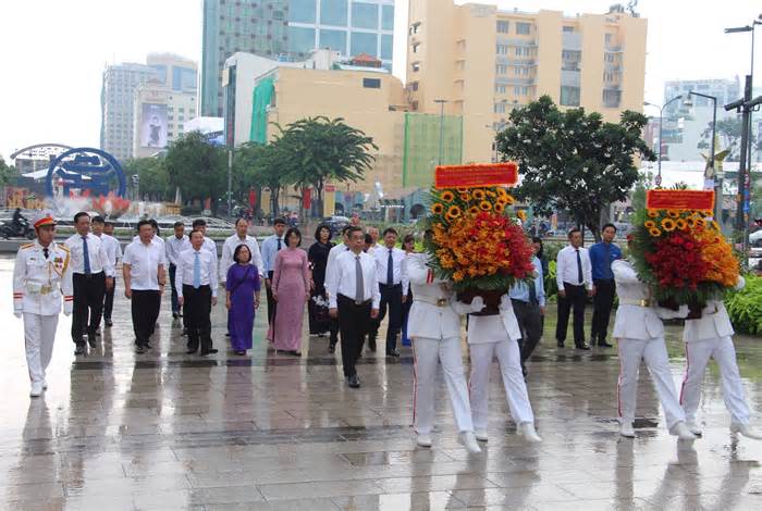 Đoàn đại biểu thủ đô Hà Nội, TPHCM dâng hoa tưởng nhớ Chủ tịch Hồ Chí Minh, Chủ tịch Tôn Đức Thắng