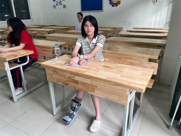 Hà Nội: Thí sinh gãy chân được hỗ trợ đưa vào tận phòng thi riêng
