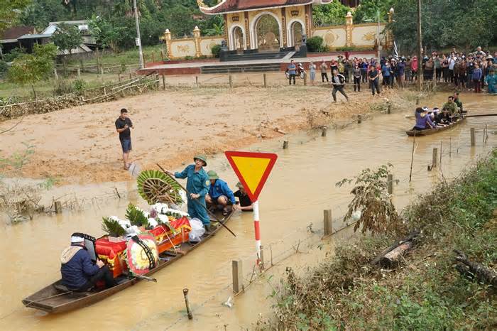 Xót xa dùng thuyền đưa tang nam sinh lớp 8 chết đuối trong mưa lũ