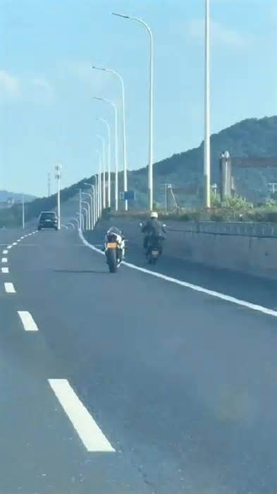Xe máy 'ma' không người lái lao vun vút ở đường trên cao