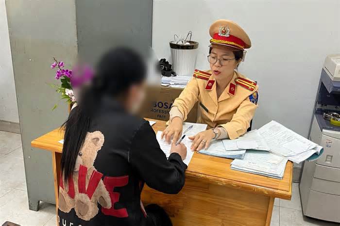 Dừng xe kiểm tra, CSGT Bình Định phát hiện 2 cô gái dương tính với ma túy
