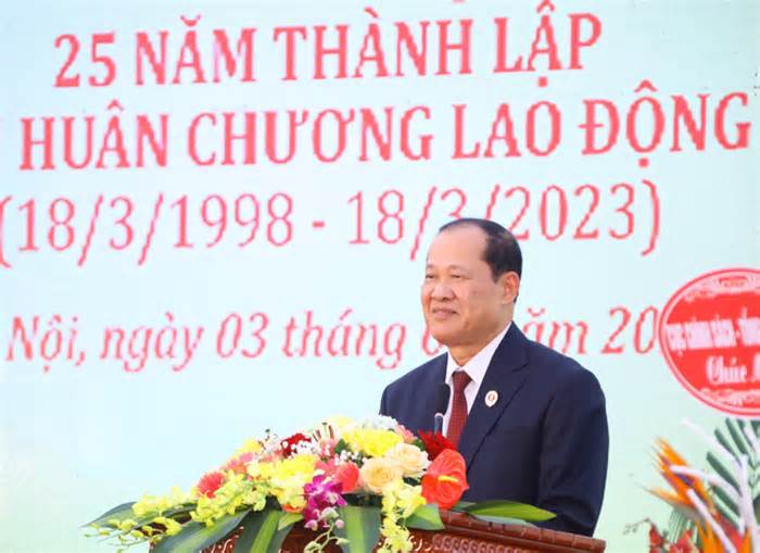Làng Hữu nghị Việt Nam nhận Huân chương Lao động hạng nhì