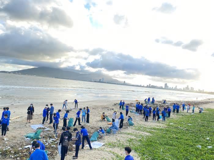 Đà Nẵng: Huy động hàng nghìn người dọn rác dạt vào bãi biển