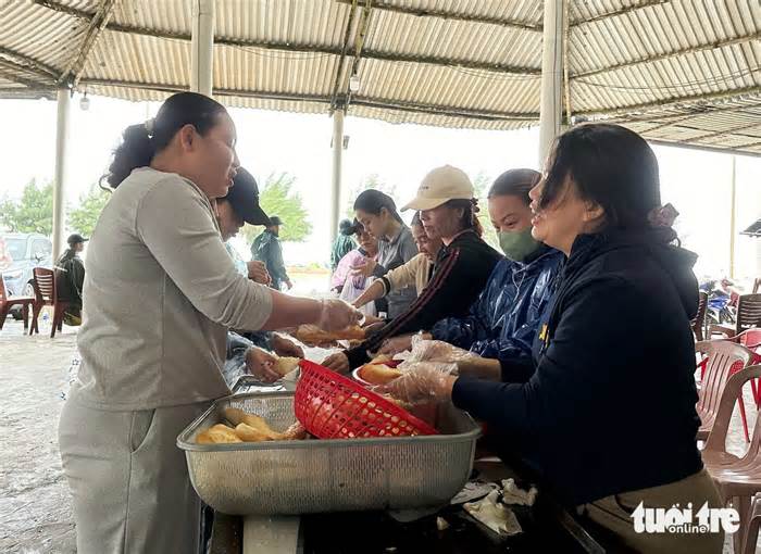 Góp tiền mua bánh mì, bánh lọc tặng bộ đội đắp đê chắn sóng trước bão Trà Mi