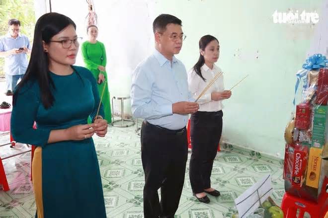 Phó chủ tịch HĐND TP.HCM Nguyễn Văn Dũng thăm gia đình chính sách tiêu biểu tại Vĩnh Lộc, Tân Nhựt, Bình Chánh