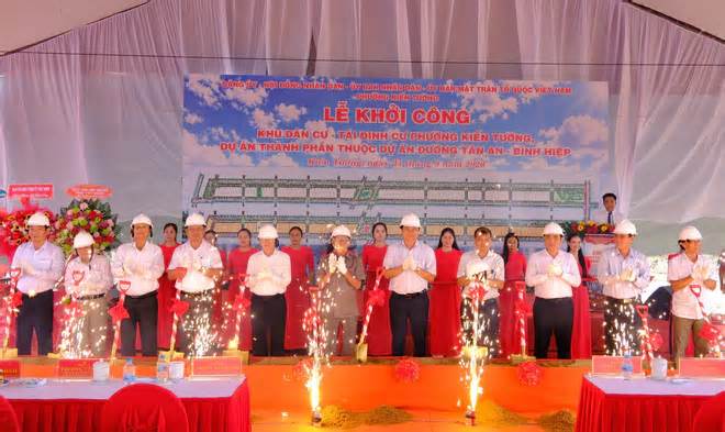 Tây Ninh tặng tiền 3 hộ dân giao đất sớm dự án đường mở mới về Đồng Tháp Mười