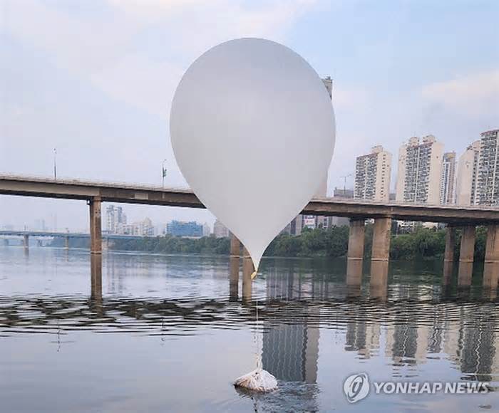 Triều Tiên gửi thêm 310 bóng bay chứa rác trả đũa Hàn Quốc