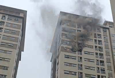 Căn hộ chung cư tầng 14 ở Hà Nội bốc cháy ngùn ngụt