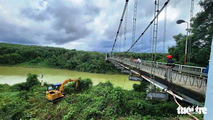 Đóng đập thủy điện để tìm người mất tích trong vụ xe chở rác lao xuống cầu treo ở Huế