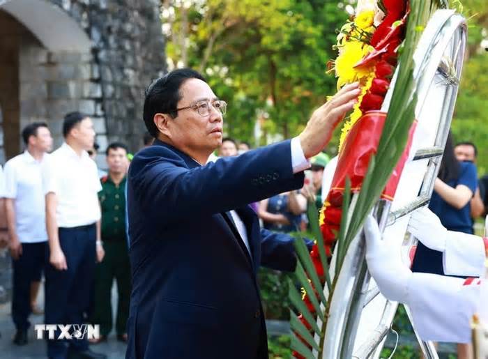 Thủ tướng Phạm Minh Chính dâng hương tưởng niệm các Anh hùng, liệt sỹ tại Điện Biên Phủ