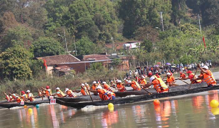 Sôi nổi hội thi đua thuyền độc mộc ở thắng cảnh hồ Lắk - Đắk Lắk