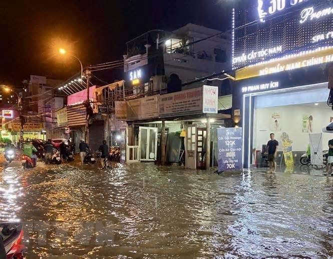 TP.HCM: Mưa lớn gây ngập nặng, nhiều tuyến đường thành sông