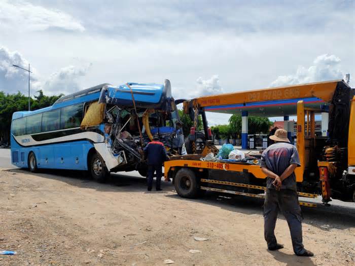 Phút kinh hoàng khi xe chở đoàn thiện nguyện gặp nạn trên cao tốc