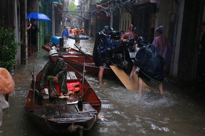 Người Hà Nội long đong chạy lũ