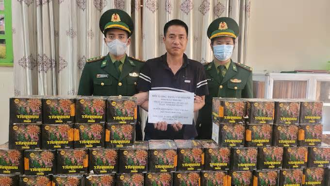 Bắt đối tượng vận chuyển trái phép pháo hoa qua biên giới Việt - Lào