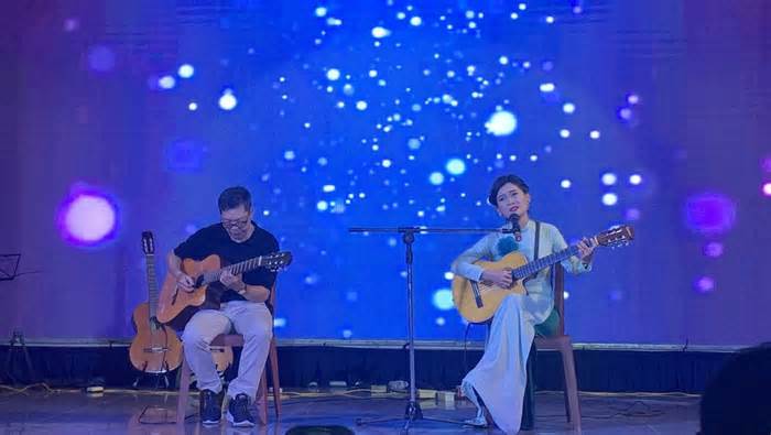 'Ca sĩ của công nhân' Nguyễn Phi Hùng hát gây quỹ giúp công nhân nghèo