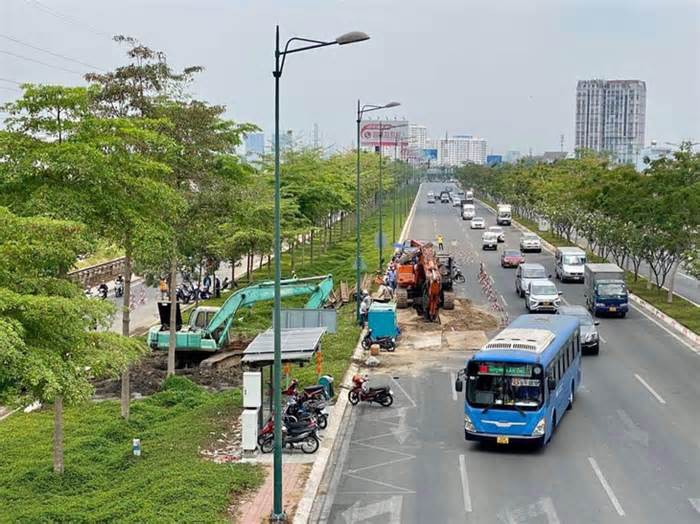 Bể ống nước trên đường Phạm Văn Đồng, nhiều quận nguy cơ mất nước