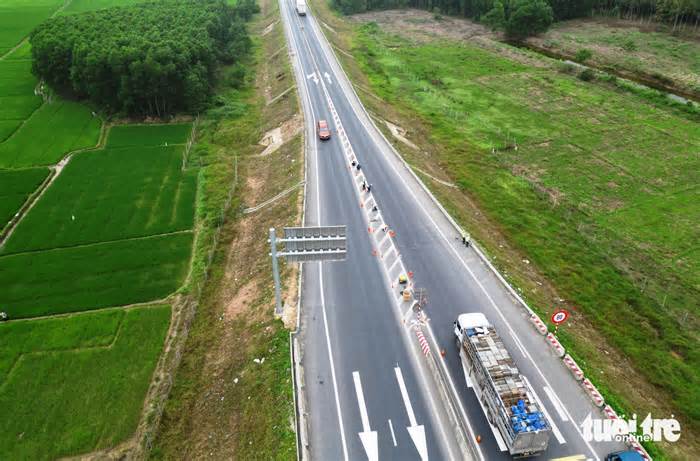 Lắp đinh phản quang, trụ cảnh báo nguy hiểm trên cao tốc Cam Lộ - La Sơn