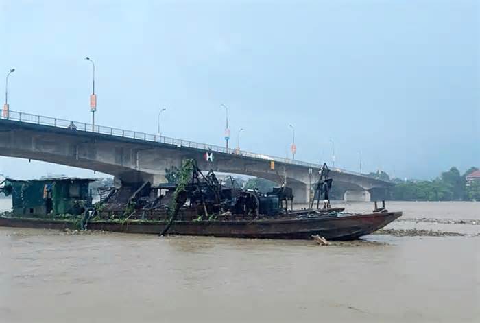 Hai tàu từ Trung Quốc trôi trên sông Hồng, nguy cơ gây hỏng cầu