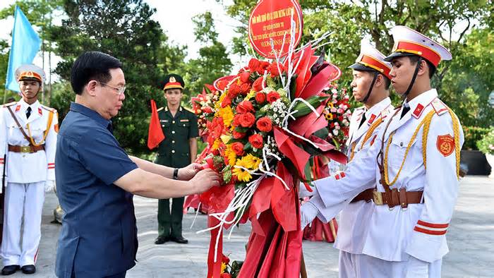 Chủ tịch Quốc hội dâng hương tưởng niệm các anh hùng liệt sĩ tại Huế