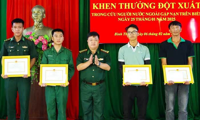 Bốn người cứu du khách Nga trôi 10 km ở biển Mũi Né được khen