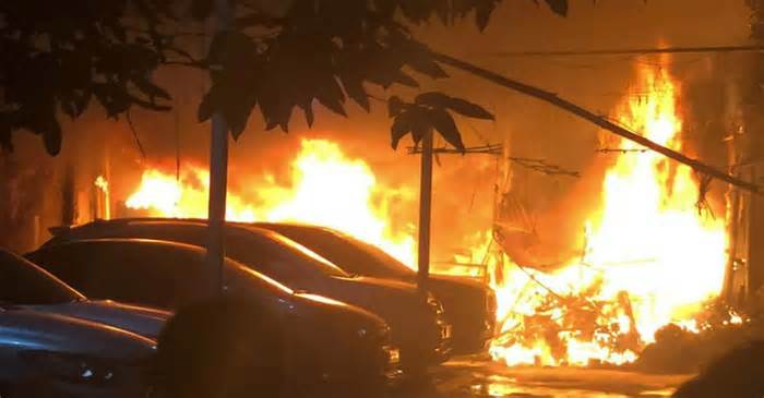 Cảnh sát căng mình cứu nhiều ô tô trong đám cháy ở Thanh Xuân