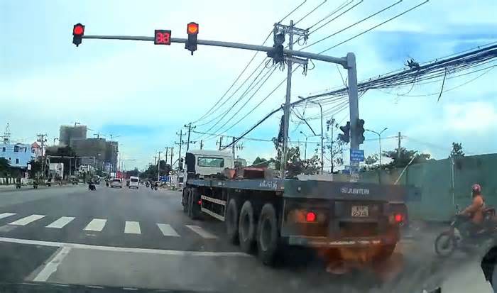 Xe tải đầu kéo lao vun vút ở làn xe máy và còn vượt đèn đỏ