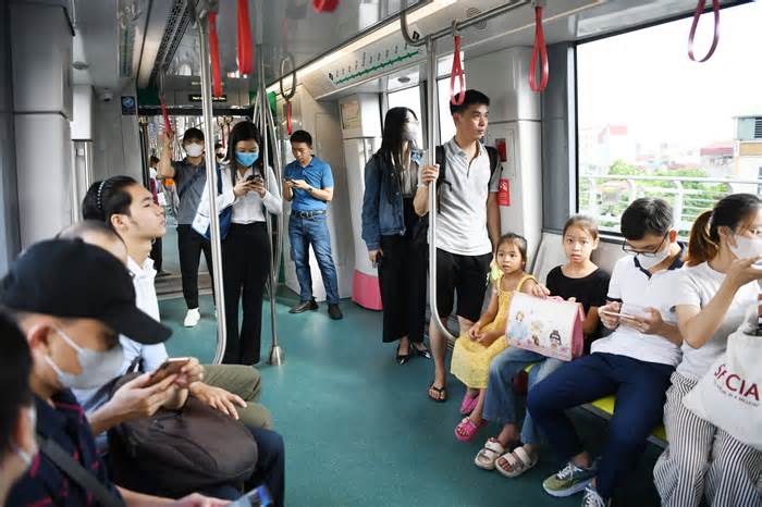 Ngày đầu vận hành metro Nhổn - ga Hà Nội: 1,4 vạn khách đi tàu