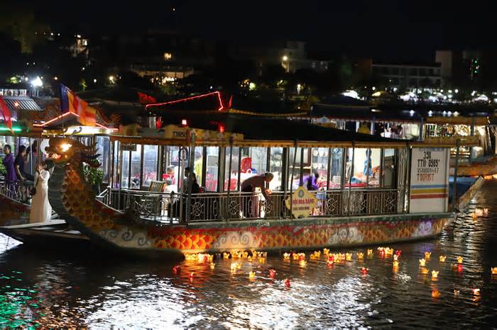 Diễu hành thuyền hoa trên sông Hương mừng đại lễ Phật đản