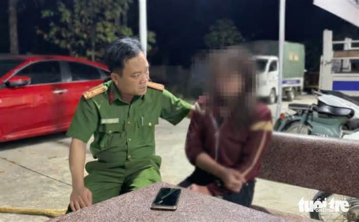 Công an xã và 2 người dân lao xuống kênh nước cứu cô gái nhảy cầu tự tử