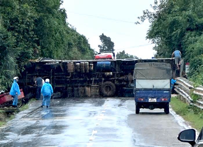 Xe tải lật trên Quốc lộ 14, nhiều thùng hàng văng ra đường