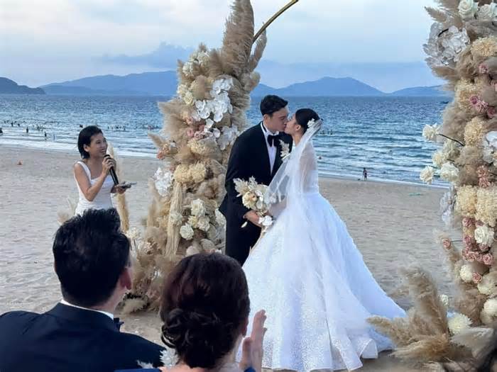 Văn Lâm - Yến Xuân làm đám cưới trên bãi biển