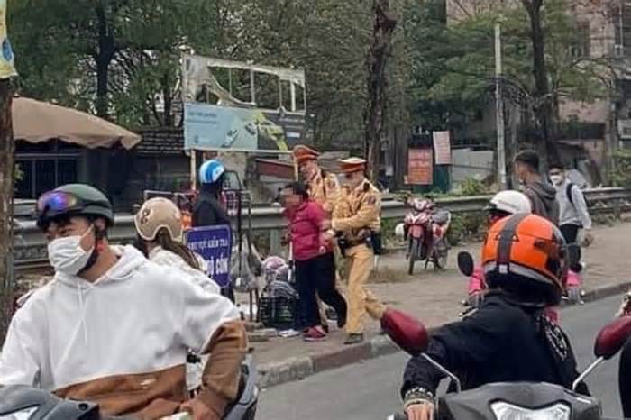 Vờ mượn điện thoại gọi người thân rồi cướp chạy trên phố Hà Nội