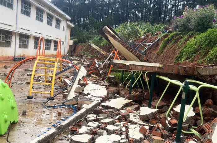 Tường rào một trường học ở Lâm Đồng đổ sập ngay trong giờ học
