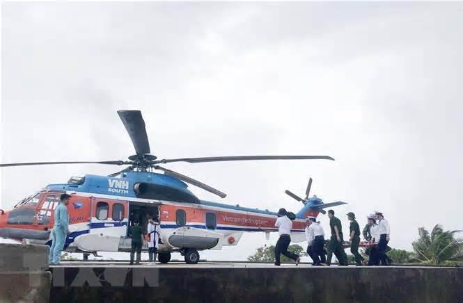 Điều trực thăng tìm thuyền viên mất tích trên vùng biển Bình Thuận