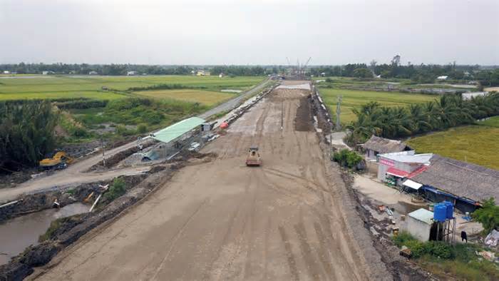 Bộ Giao thông vận tải đề nghị sớm khai thác 3 mỏ cát tại Vĩnh Long để làm đường cao tốc