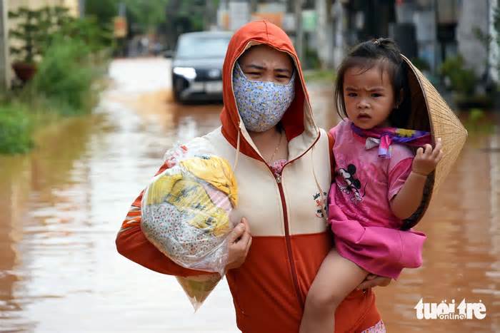 Nước sông lên nhanh, người dân Biên Hòa khốn khổ chống lũ