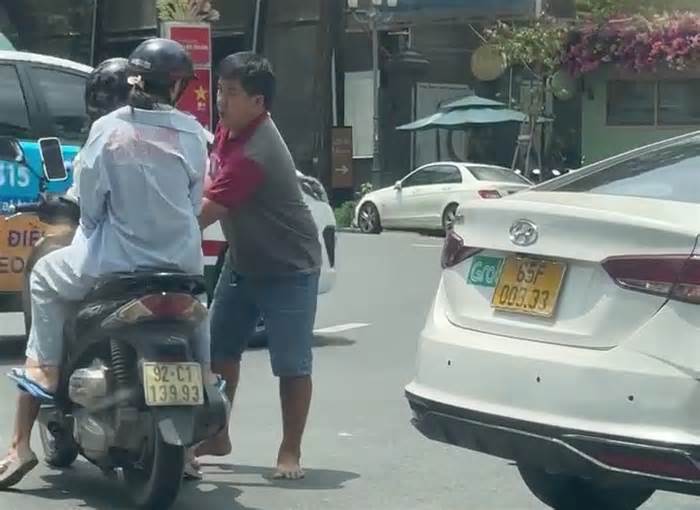 Vụ tài xế rút chìa khóa xe máy của cô gái: Ra đường cần giữ bình tĩnh trước mọi tình huống