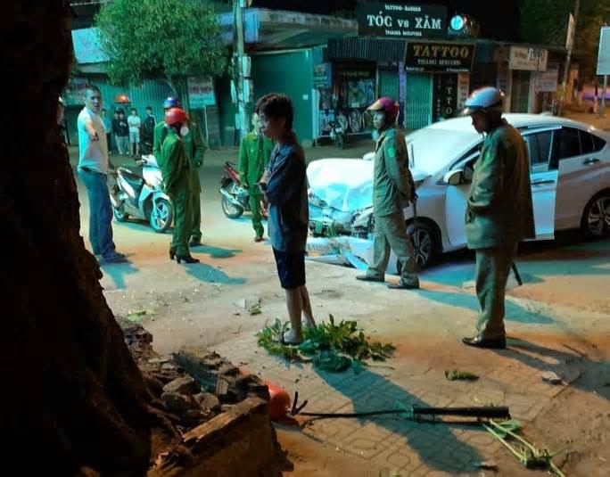 Đắk Lắk: Kinh hoàng xe con tông thẳng vào nhóm người trên vỉa hè